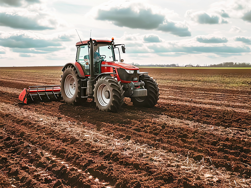 Tractor arando un campo
